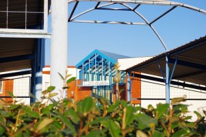 Le collège depuis le local à vélo.